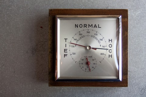 Thermo-, Barometer aus Stahlblech und Holz Draufsicht