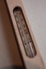 Thermometer in Holz eingefasst Detail